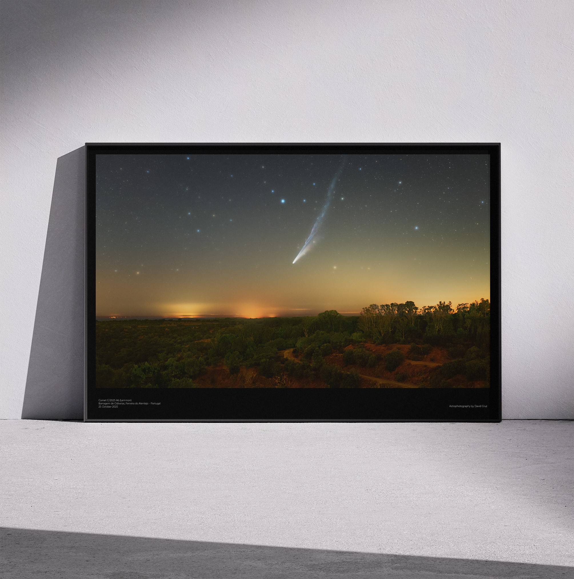 Print «Comet C/2025 A6 (Lemmon)» emoldurado em contexto de parede