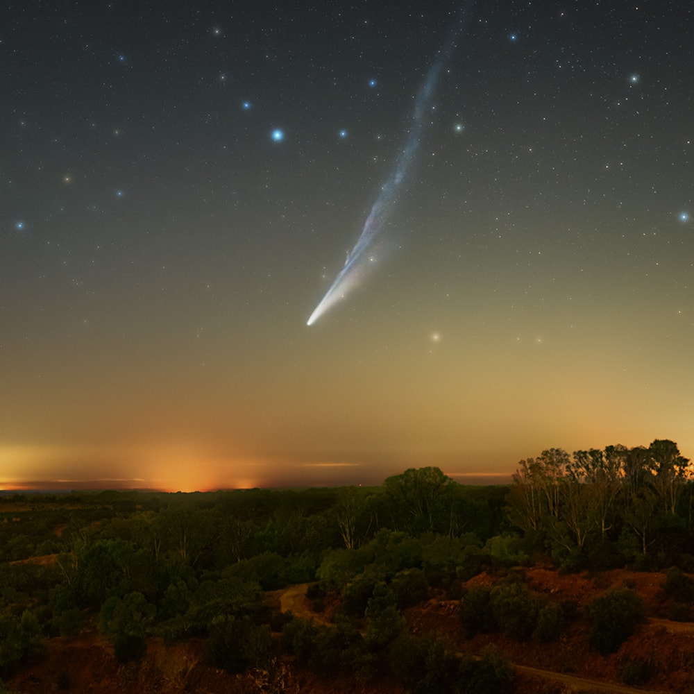 Print «Comet C/2025 A6 (Lemmon)» emoldurado em contexto de parede