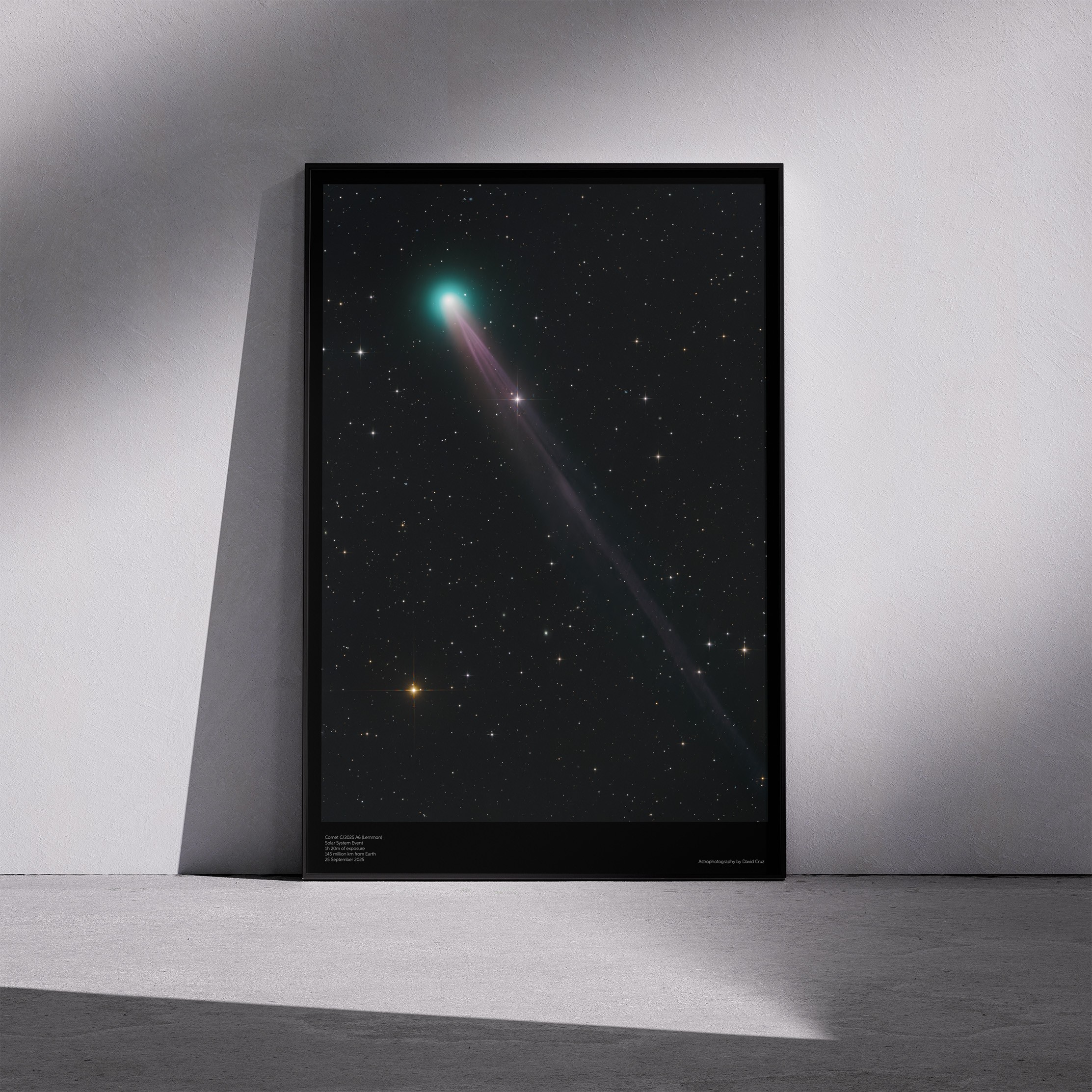 Print «Comet C/2025 A6 (Lemmon)» emoldurado em contexto de parede