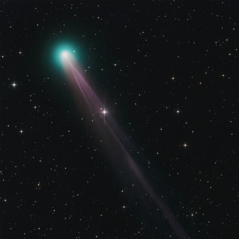 Print «Comet C/2025 A6 (Lemmon)» emoldurado em contexto de parede
