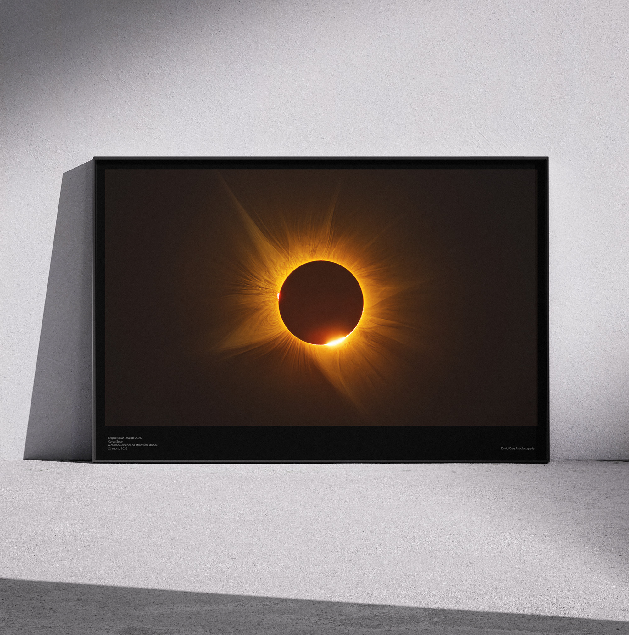 Print «Coroa Solar» emoldurado em contexto de parede