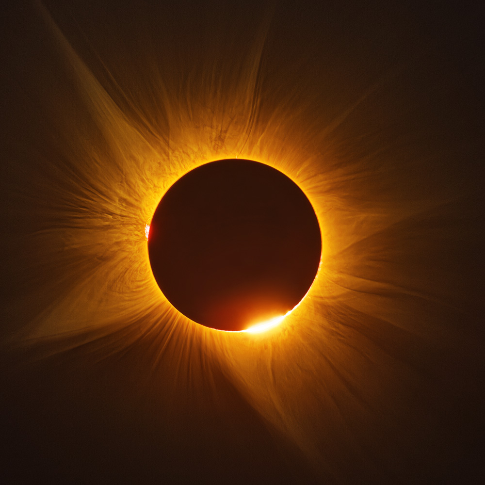 Print «Solar Corona» emoldurado em contexto de parede