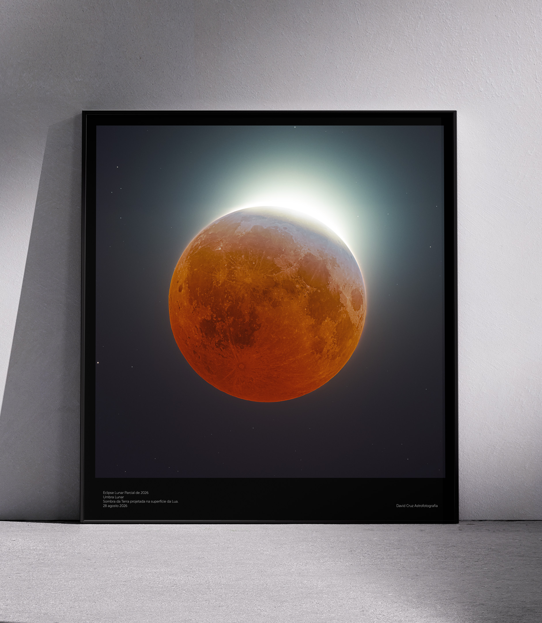 Print «Eclipse Lunar Parcial de 2026» emoldurado em contexto de parede
