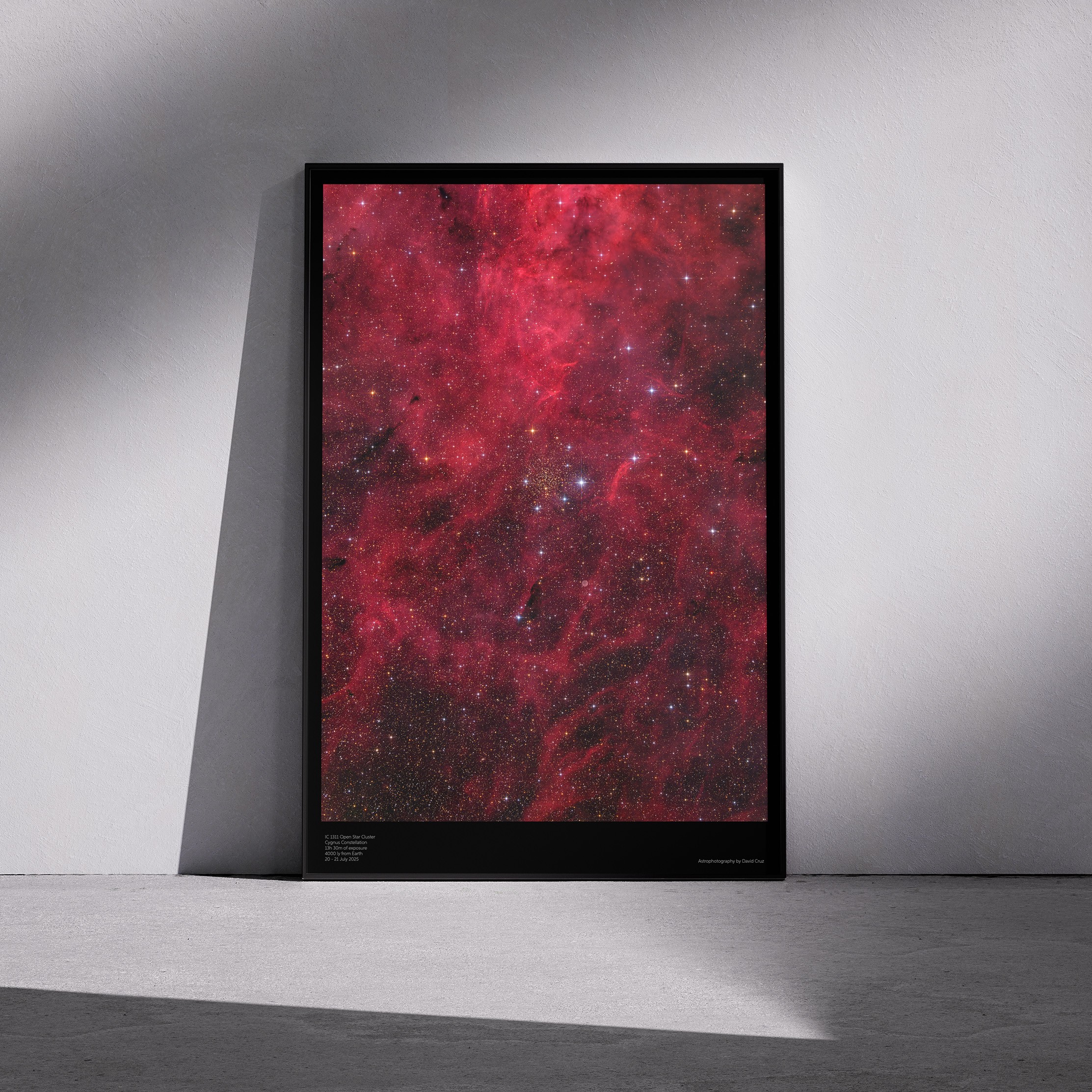 Print «IC 1311 - Open Star Cluster» emoldurado em contexto de parede
