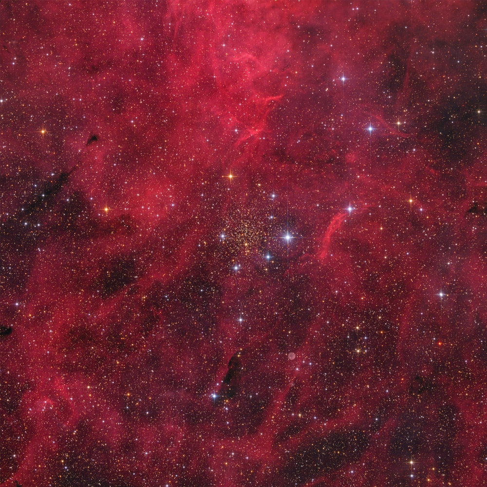 Print «IC 1311 - Open Star Cluster» emoldurado em contexto de parede
