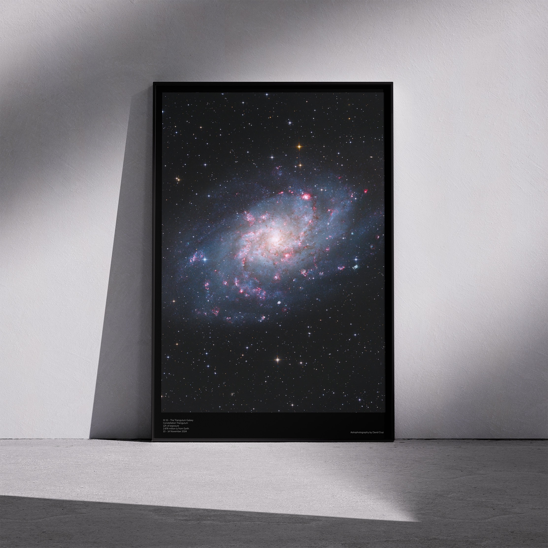 Print «M33 - The Triangulum Galaxy» emoldurado em contexto de parede