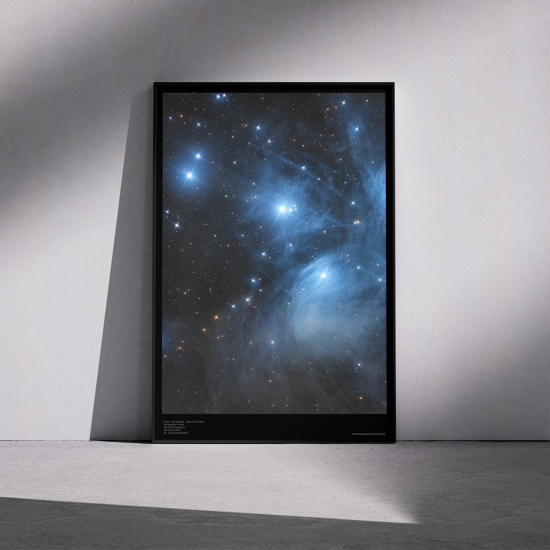 Print «M45 - The Pleiades - Open Star Cluster» emoldurado em contexto de parede