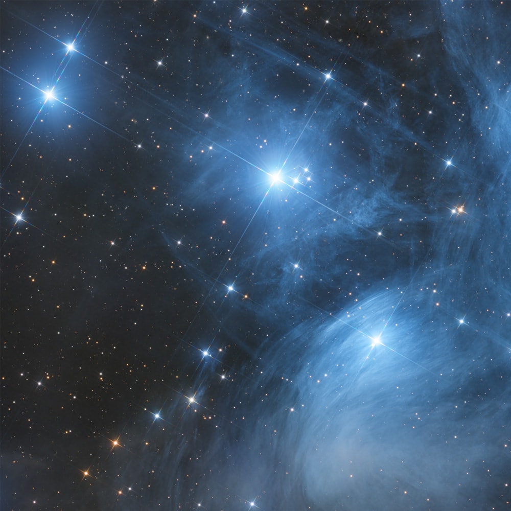 Print «M45 - The Pleiades - Open Star Cluster» emoldurado em contexto de parede