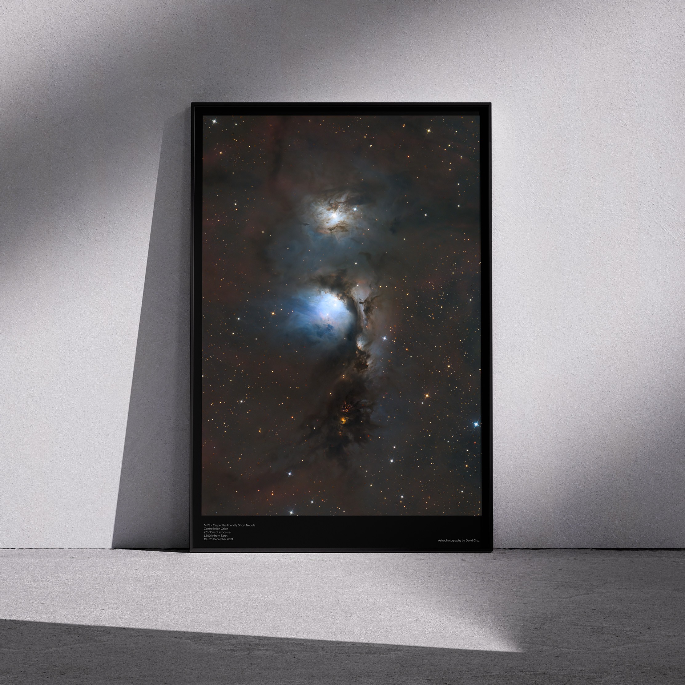 Print «M78 - Casper the Friendly Ghost Nebula» emoldurado em contexto de parede