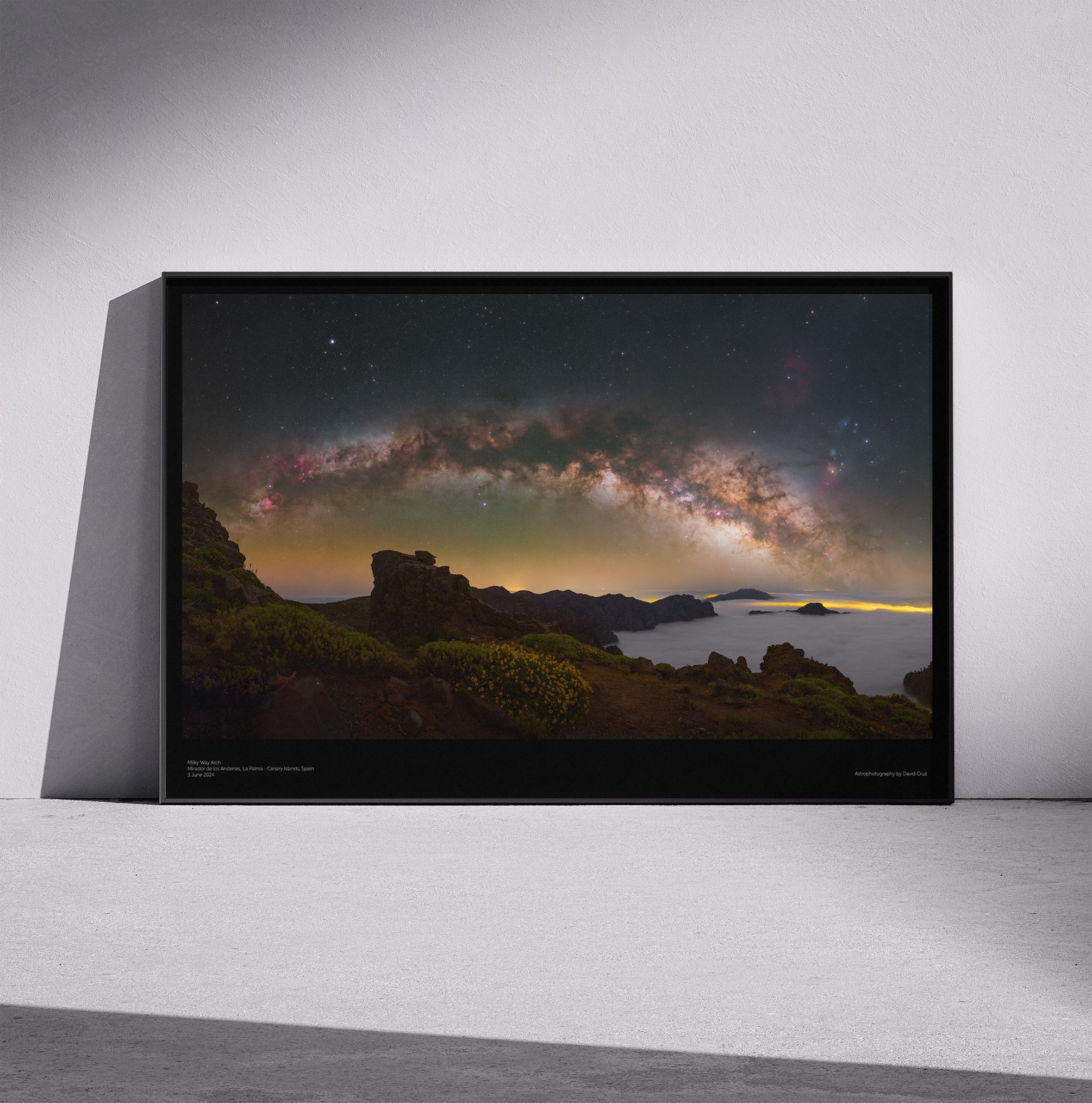 Print «Milky Way Arch» emoldurado em contexto de parede