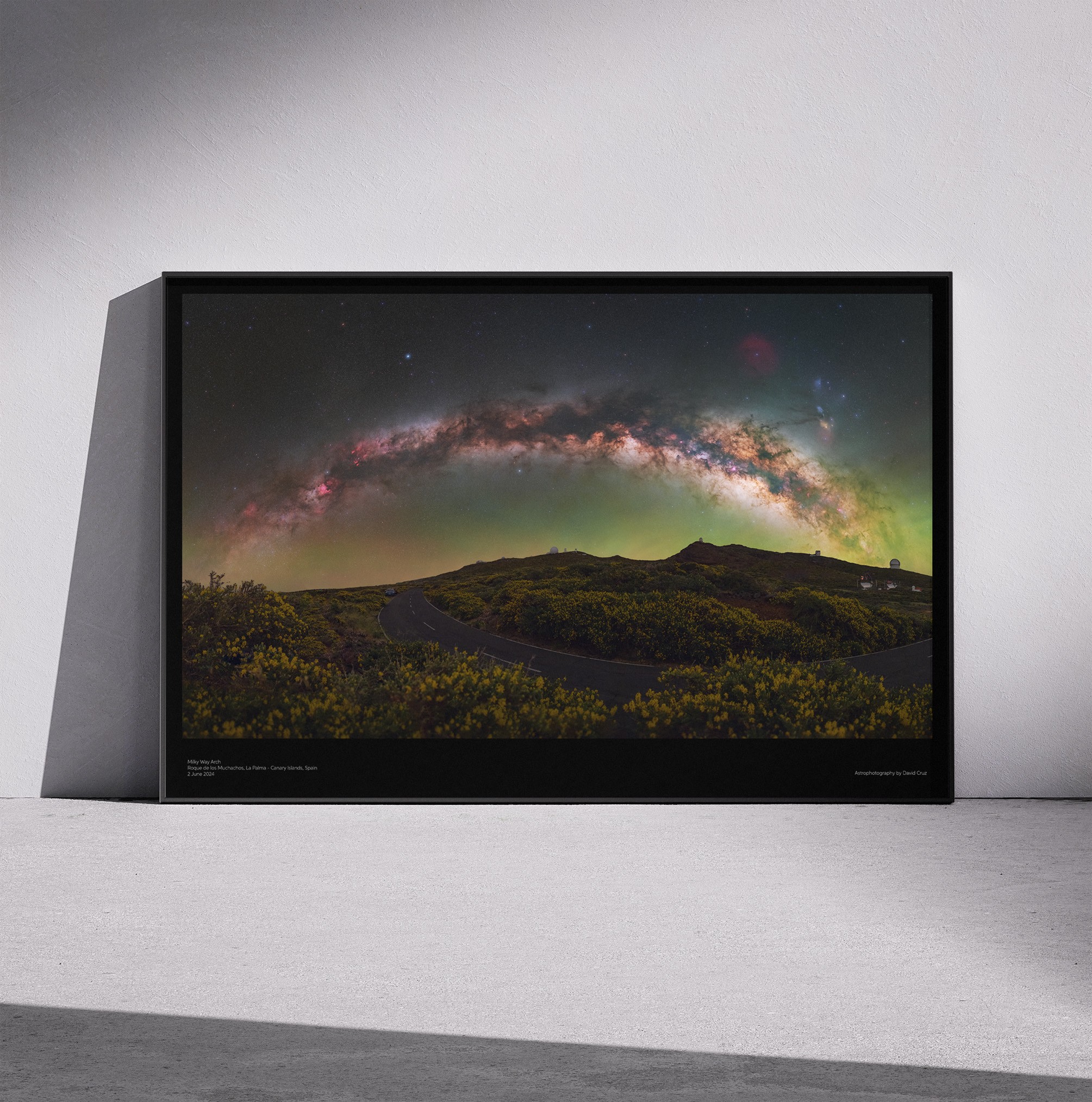 Print «Milky Way Arch» emoldurado em contexto de parede