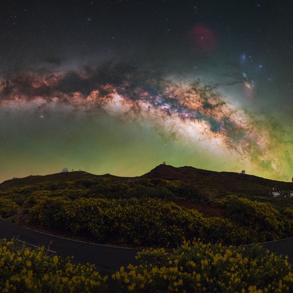 Print «Milky Way Arch» emoldurado em contexto de parede