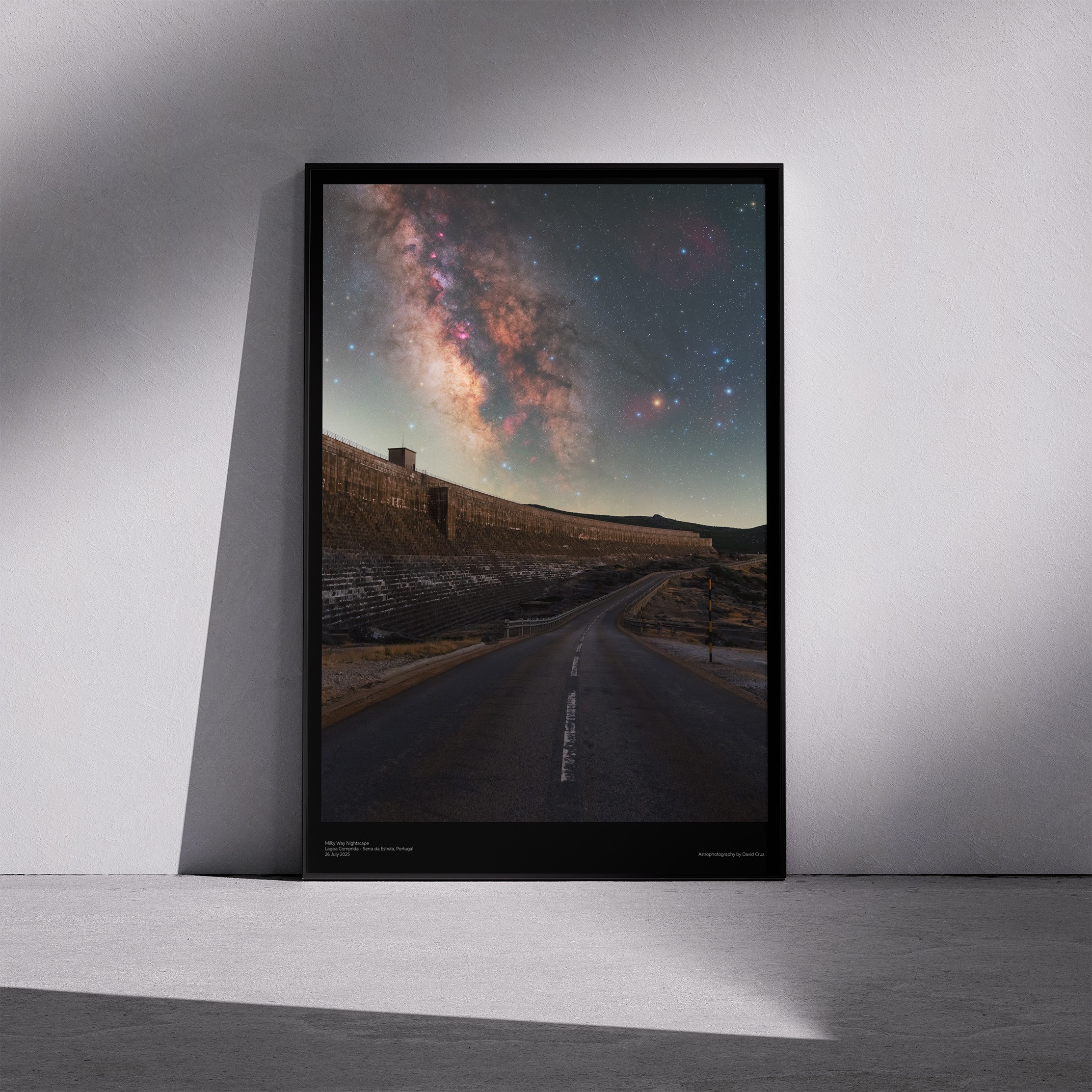 Print «Milky Way Core» emoldurado em contexto de parede