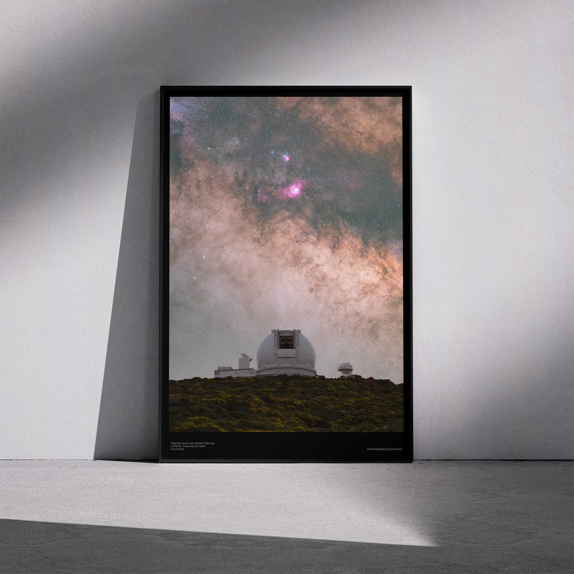 Print «Milky Way hover Isaac Newton Telescope» emoldurado em contexto de parede
