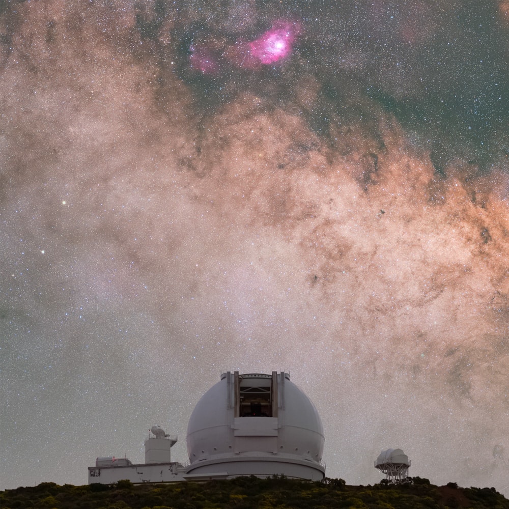 Print «Milky Way hover Isaac Newton Telescope» emoldurado em contexto de parede