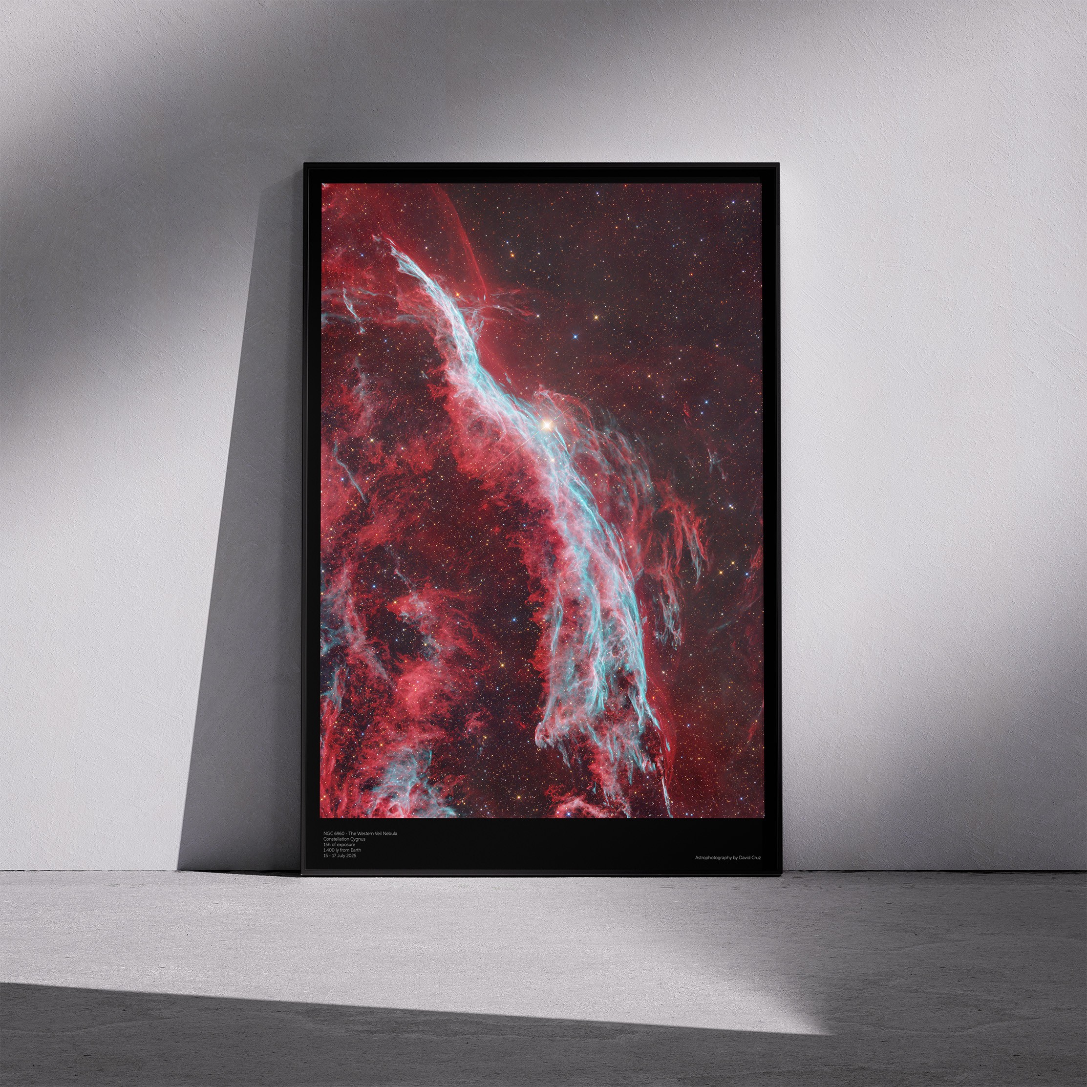 Print «NGC 6960 - The Western Veil Nebula» emoldurado em contexto de parede