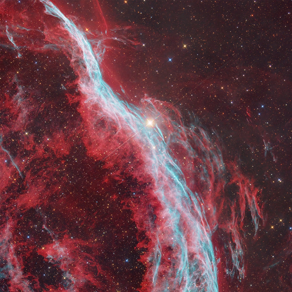 Print «NGC 6960 - The Western Veil Nebula» emoldurado em contexto de parede