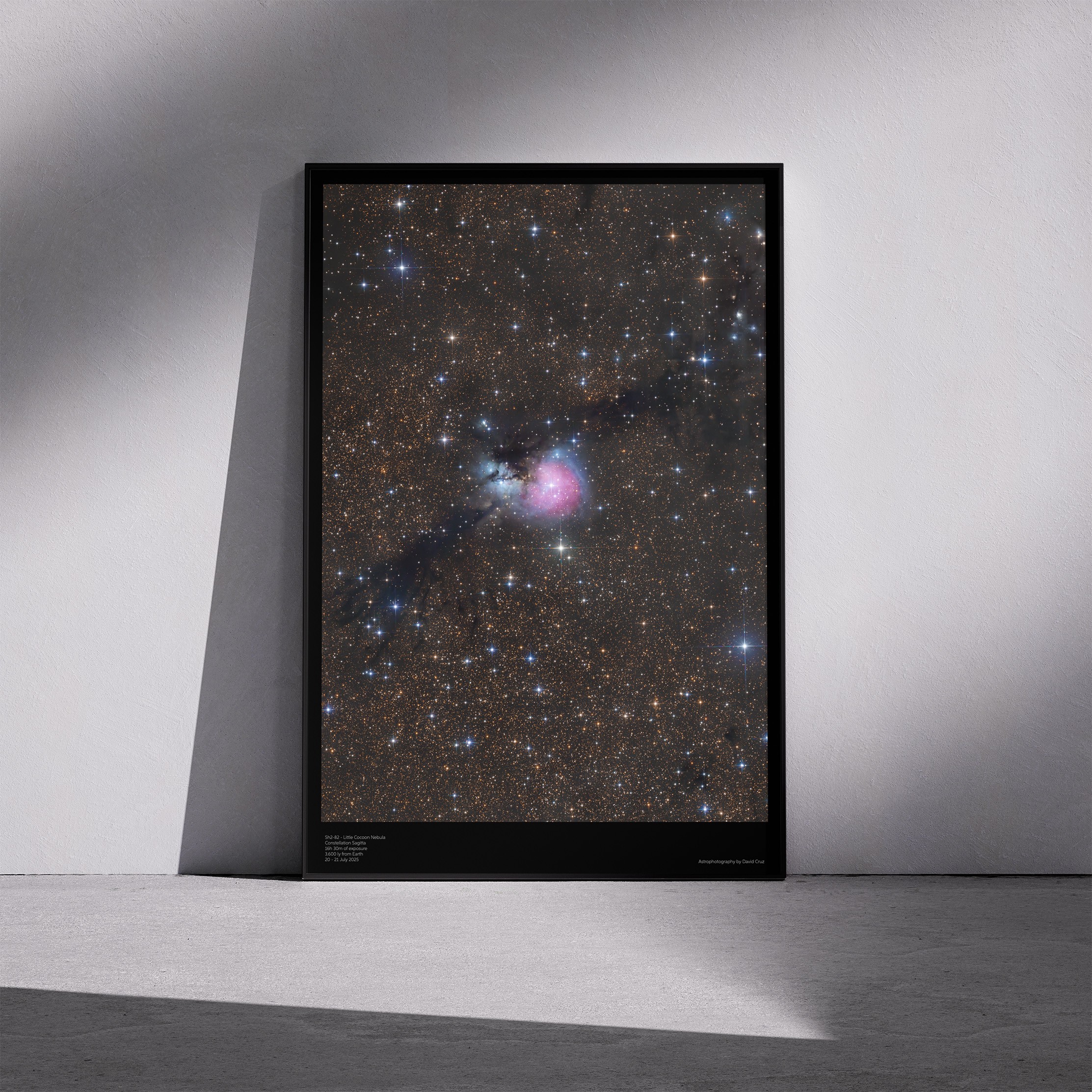 Print «Sh2-82 - Little Cocoon Nebula» emoldurado em contexto de parede