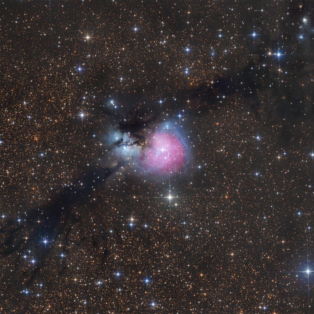 Print «Sh2-82 - Little Cocoon Nebula» emoldurado em contexto de parede