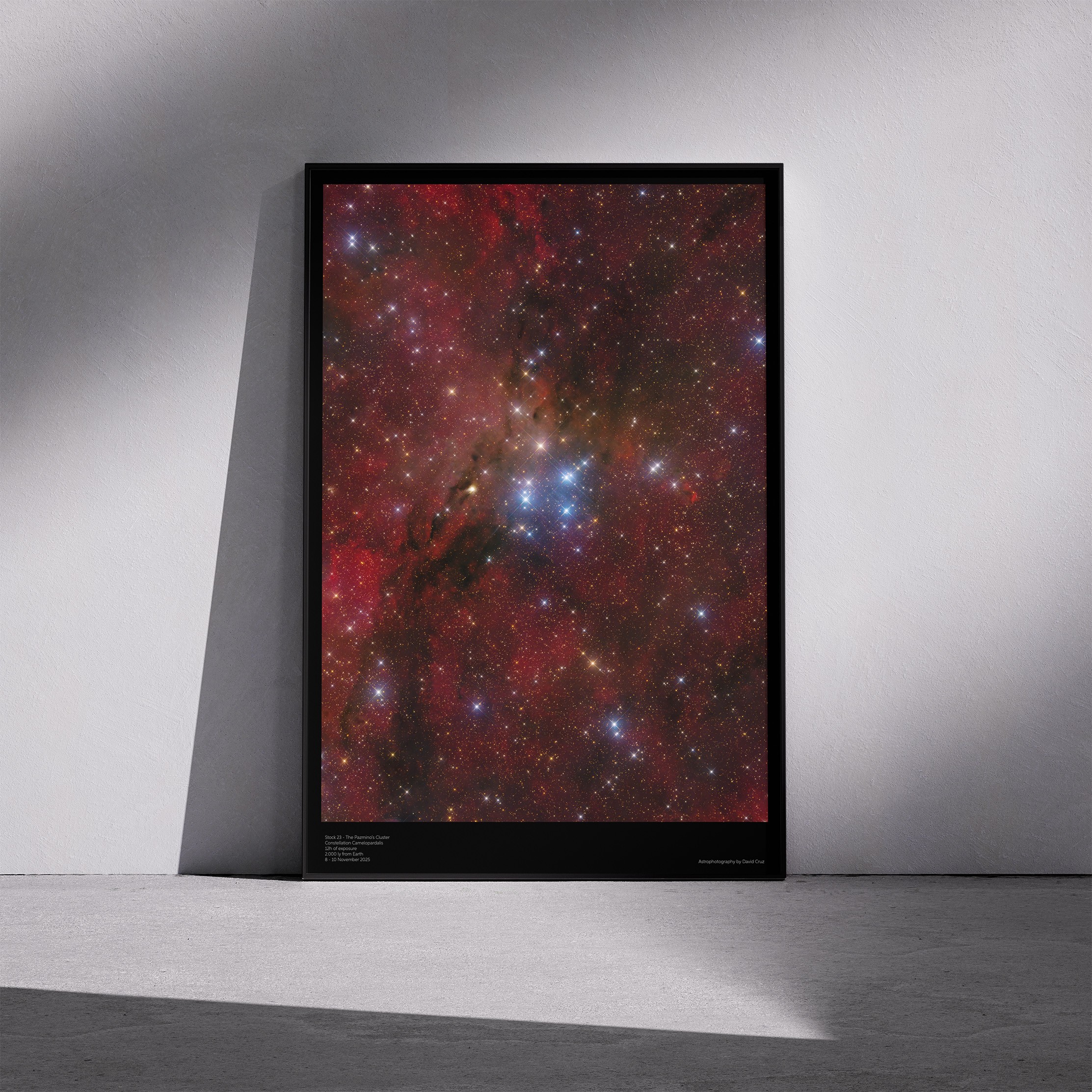 Print «Stock 23 - The Pazmino's Cluster» emoldurado em contexto de parede